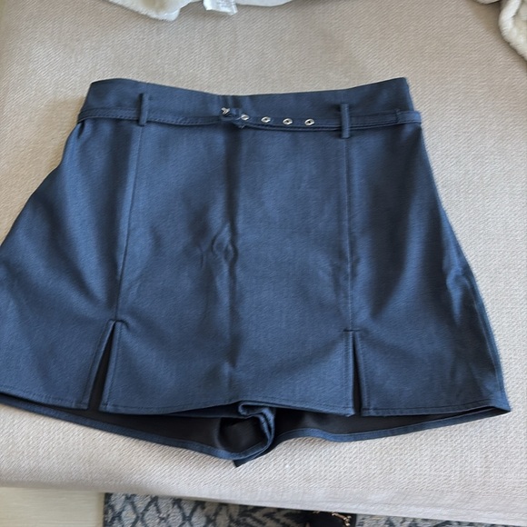 ZARA .size L. Color navy. Schort - Picture 2 of 4